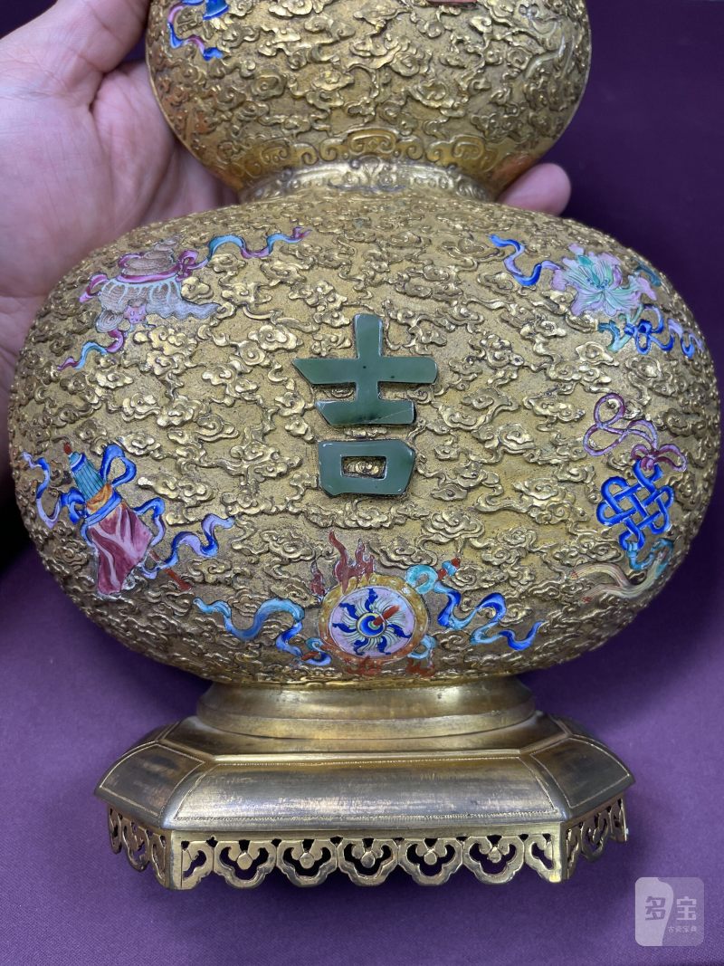清乾隆 御製铜鎏金画珐琅八宝嵌玉大吉葫芦壁瓶一对 - 图9